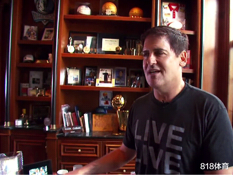 马克·库班■亿万富翁库班2.8万平豪宅曝光！卧室浴室多到数不清，客厅里打棒球