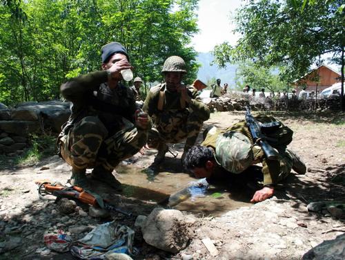 印度:印度大批部队连夜赶路,“三大王牌”现身边境,上将亲临前线