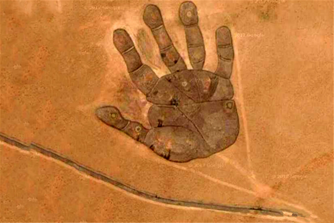 麦田怪圈|内蒙古曾出现“如来神掌”，相当于6个足球场，难道是外星人留下的吗？