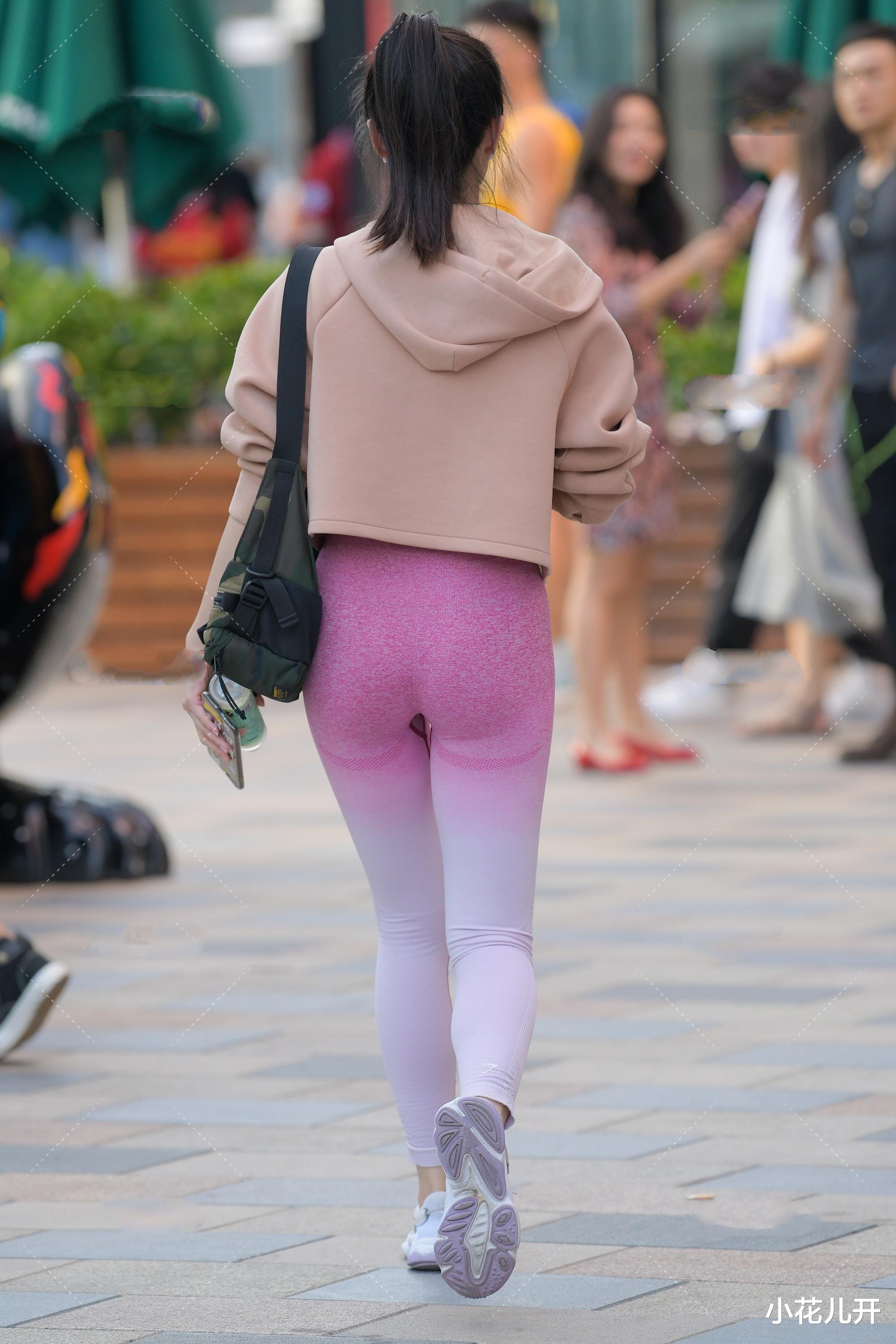 「外套」肉色太空棉外套穿出轻松，马尾辫和渐变粉色裤子，显高显瘦