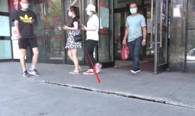 |大妈在1楼门口摔倒，怒向超市要赔偿，负责人：我们开在2楼