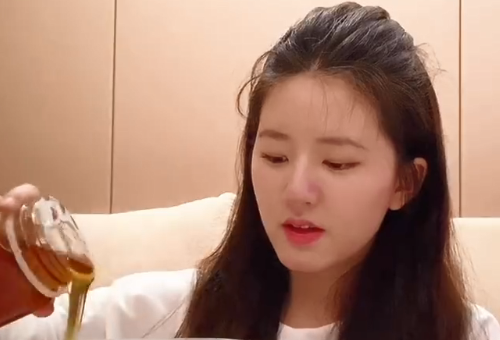 #赵露思#为何赵露思看起来总是肤白如雪？看清她自制的美白酱，好像明白了