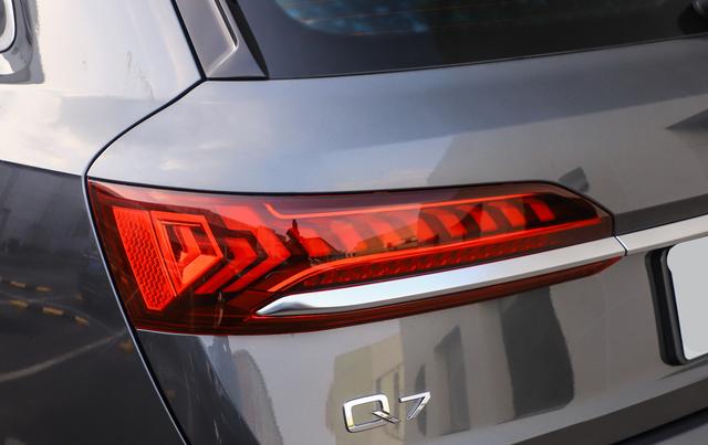 奥迪Q7@奥迪这次改款没诚意,加速5.9秒比Q8更快,网友留言:坐等降价