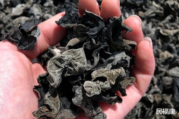 癌细胞|“激发”癌细胞的食物,喜欢也不能多吃,不管住嘴,身体会吃亏