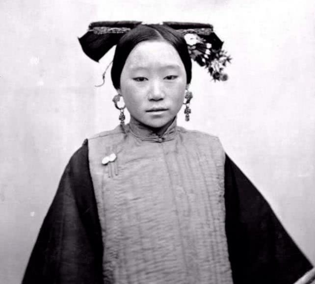 老照片:清朝老照片:为何这些嫔妃都很“丑”?那是因为你没看到过漂亮的