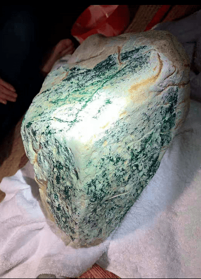 翡翠|中国赌石第一案！玉石珠宝协会发声：翡翠原石还能卖吗？