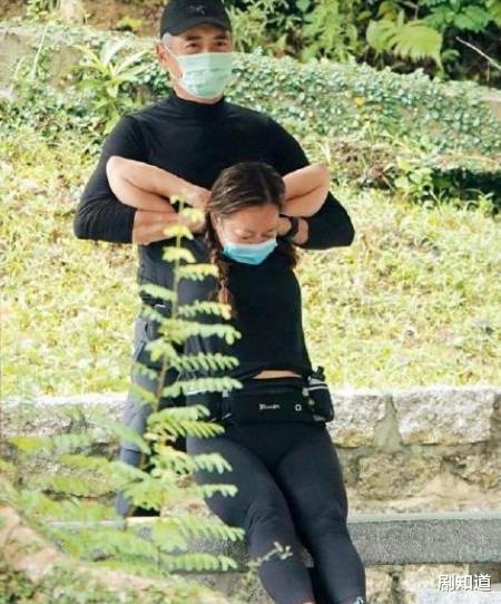 周润发|65岁周润发约女性友人爬山,头发花白皱纹明显,膝下无子很唏嘘