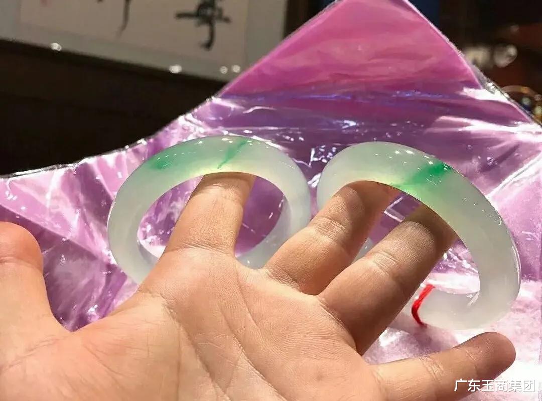 钱币|开眼了，六位数的翡翠手镯长什么样？