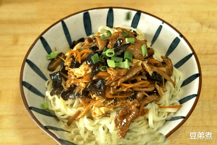 「打卤面」想吃打卤面不要出去买，教你在家做，嫩滑劲道，香味浓郁，特好吃