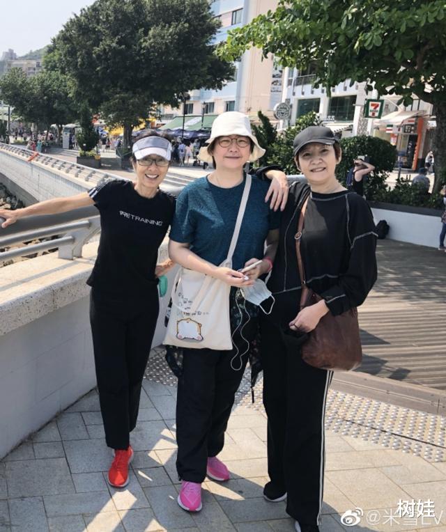 「米雪」64岁米雪相约妹妹爬山相聚享受亲情乐，三姐妹罕见同框米雪显年轻