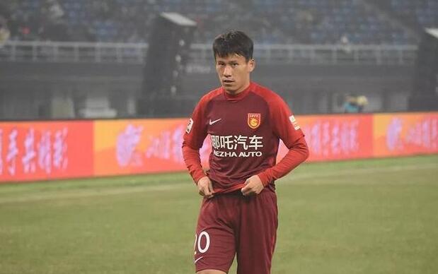 国足|1年无球可踢！29岁前国足10号沦落，身价曾达1.2亿被撤销报名恐提前退役