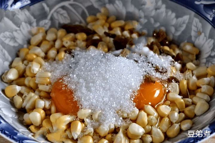 「玉米」夏天遇到此菜别手软，一次买一堆，将它做成面食，比馒头还好吃