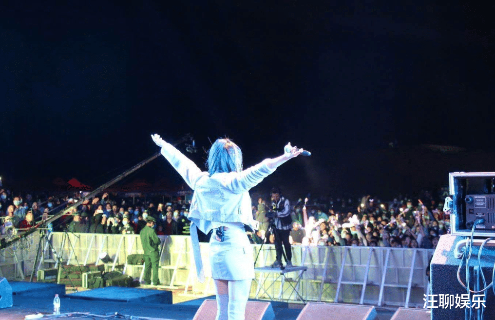 黄龄|黄龄刚摔下舞台，不到半小时又摔一个，主持人救场词堪称灾难