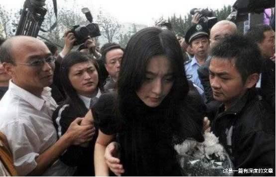 『华晨宇』漂亮的女生还是不要进娱乐圈为好，不信你可以看看冯提莫的遭遇