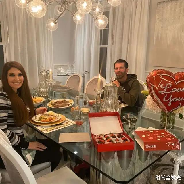 『特朗普』特朗普大儿子真叛逆！被原配甩掉后爱大8岁主播，与爸爸品味不同