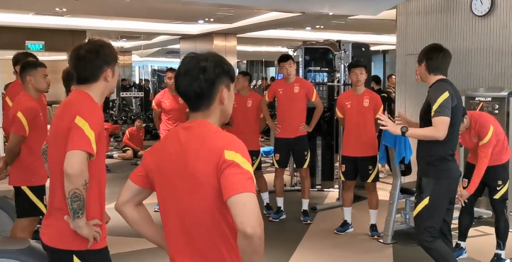 国足▲国足官方又一进步，视频方式介绍训练内容，洛国富卖力撸铁很投入