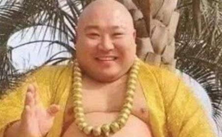 弥勒佛|他因长相酷似弥勒佛成网红,被富婆“供养”,如今他生活如何?