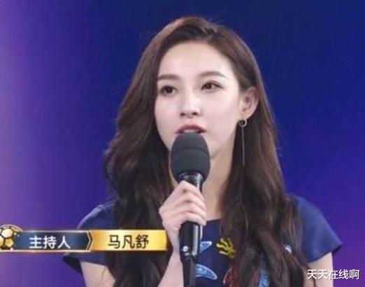 央视|她是央视美女主持，走秀时粉色内裤滑落仍坚持，坦言：谁爱看谁看