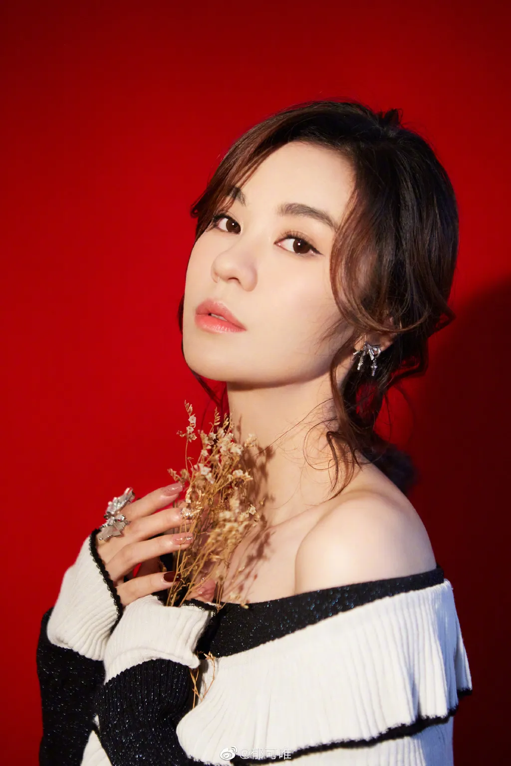 穿衣搭配|从《快乐女生》到影视剧主题曲女王，零绯闻无炒作的她，默默地唱了10年