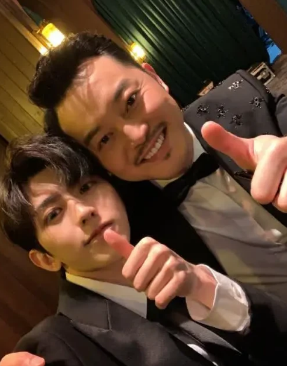 江疏影|蔡徐坤真是憨憨，发照片忘记P图，意外暴露了杨颖的真实颜值