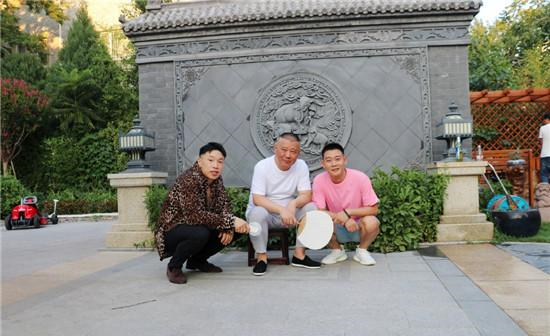 德云社|德云社团综杀青，栾云平发感慨烧饼晒合影，爱徒和儿徒画风迥异
