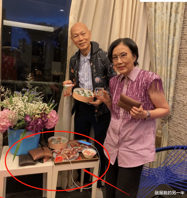 江明|江明荃家用塑料布铺桌子显寒酸，可阳台曝光却显示能容纳50人