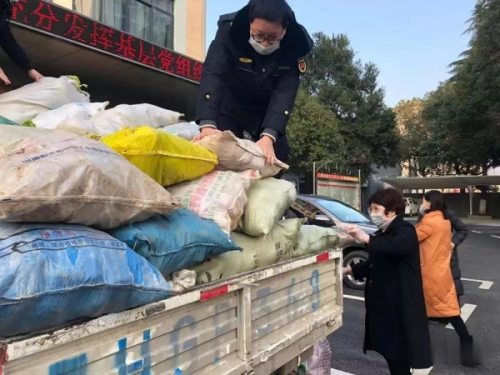 『』你家门口的水果摊可能是“政府派来的”...