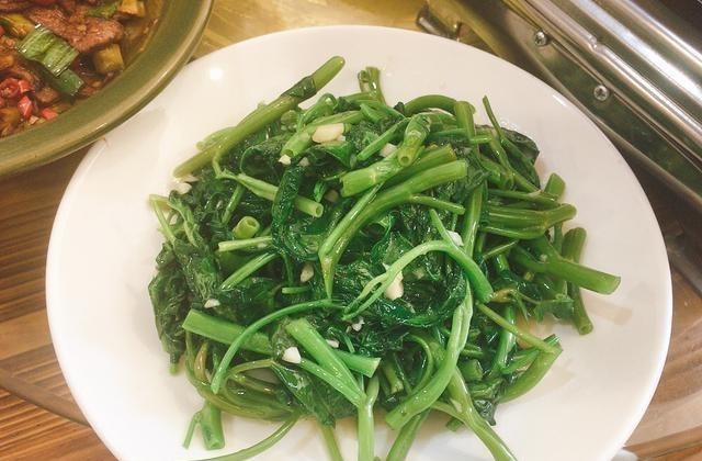 菜花：去朋友餐馆吃晚餐，8个菜花了500元，老公说太贵，你看值不值
