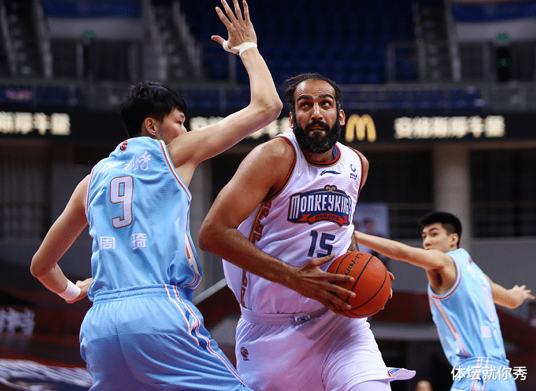 「哈米德·哈达迪」24+20+9+3！35岁还能隔扣周琦，哈达迪拼到腿抽筋，他赢得了尊敬