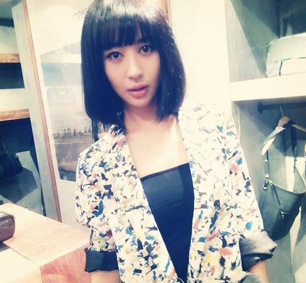 []走进李菲儿生活中的家，家里连饮水机都没买，桶装水直接放在地上