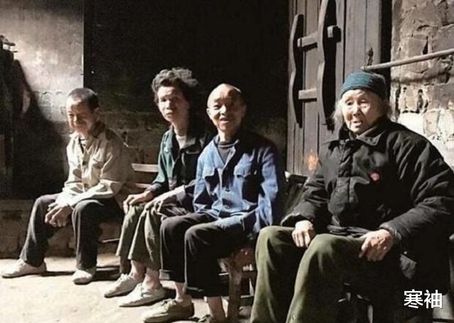 寒袖|一口棺材留自己，三缸粮食给孩子，92岁老母为智障儿子倾尽所有！