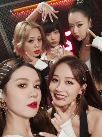 白冰|被封杀还是被淘汰？《浪姐》给白冰全脸打码，惹粉丝怒斥不尊重人