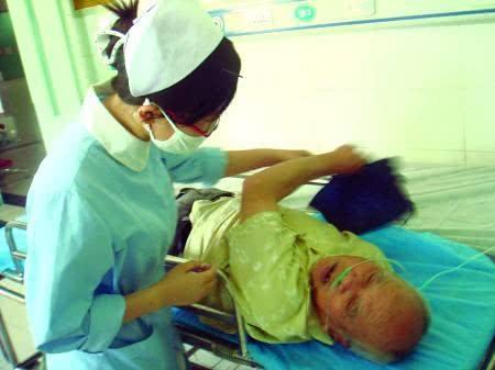 痛风：老汉痛风发作，活活疼死，医生：3种食物加速痛风恶化，管住嘴