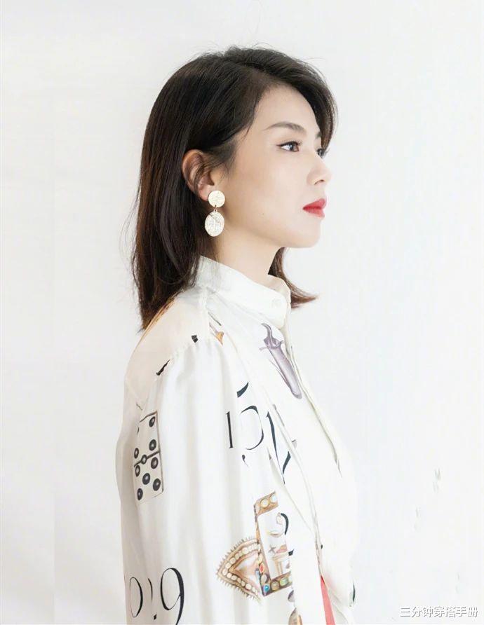 衬衫：刘涛年纪越大越迷人了！穿扑克衬衫配红唇，御姐气质拿捏得超到位