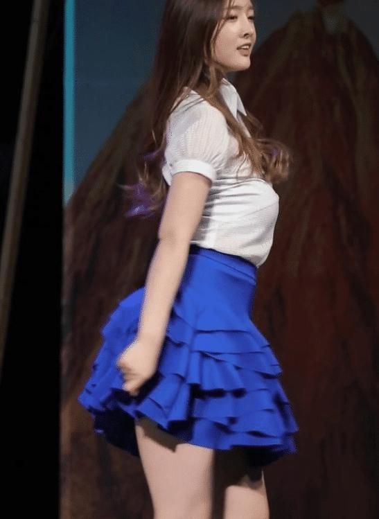 「小姐姐」“胸部”突然往下掉，观众都坐不住了