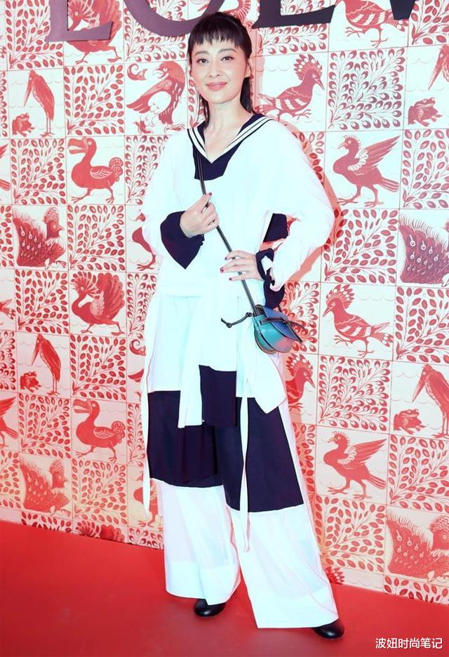 『狗啃刘海』梅婷为扮嫩真拼!穿水手服剪狗啃刘海,硬把自己捯饬成日系少女