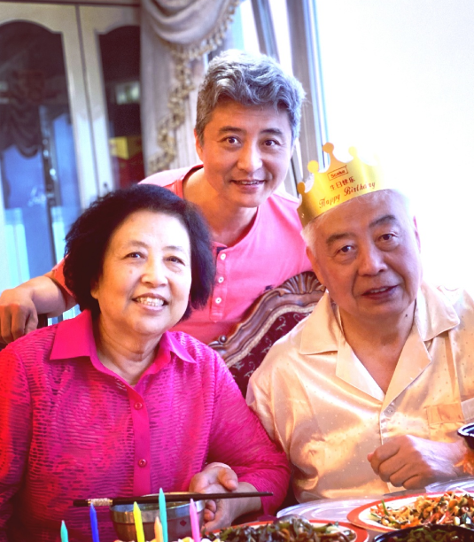 周炜|著名相声演员白发苍苍,妻子满脸胶原蛋白,实为夫妻却像“父女”