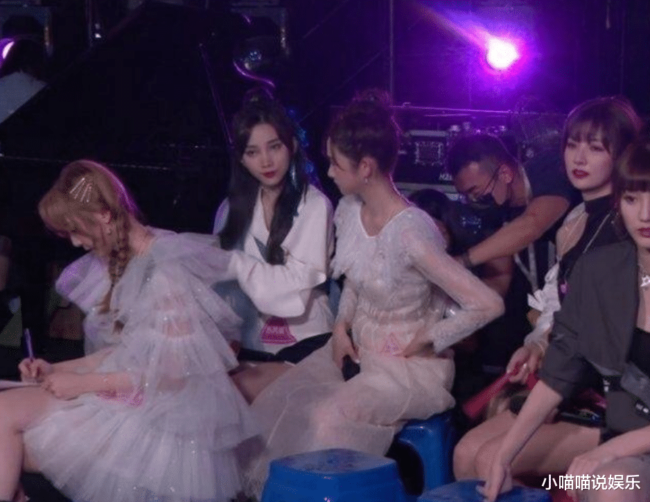 张艺凡■张艺凡《创造营》总决赛被扛下舞台,受伤严重导致团舞取消,姐妹纷纷来安慰她