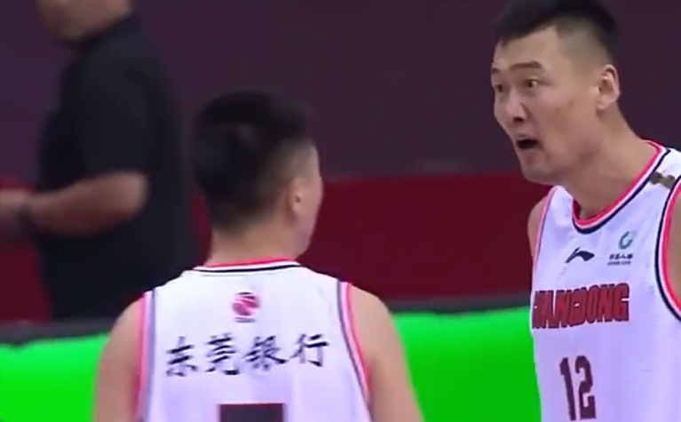 苏伟|倚老卖老？苏伟7分钟6犯+空篮不进，却在场上大骂队友，真把自己当老大？