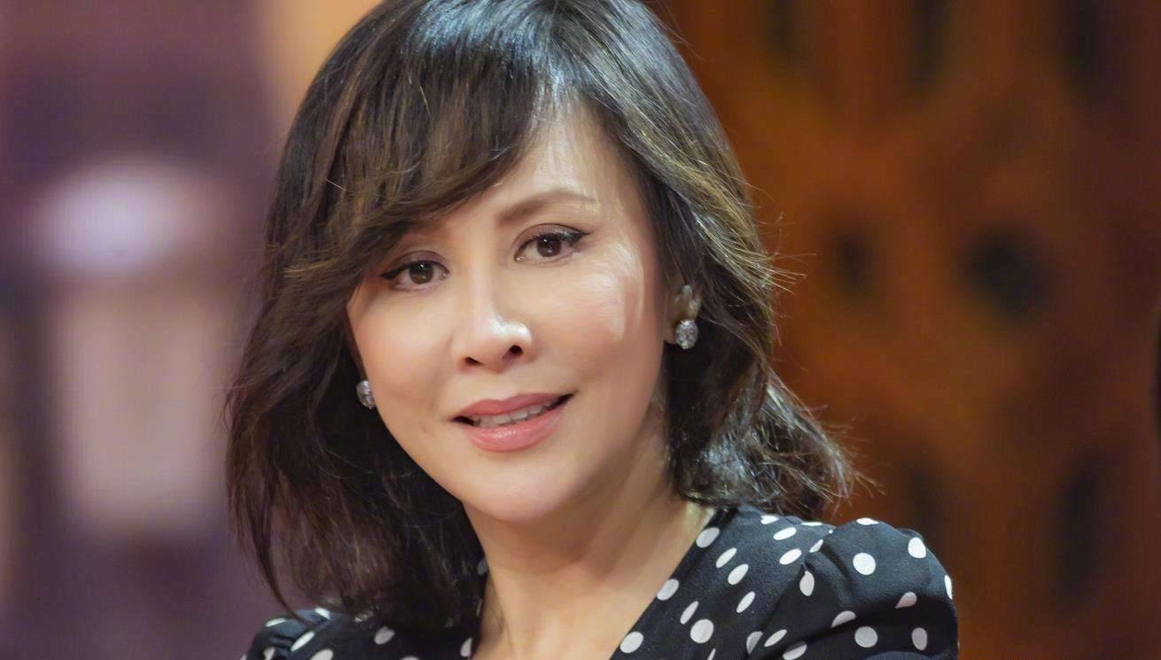 「刘嘉玲」54岁刘嘉玲公园锻炼身体，素颜被嘲不敢认，和照片判若两人！