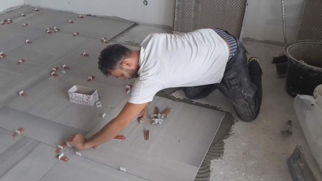 『』不得不佩服德国工人，同样是贴瓷砖，他们的5个细节严谨又人性化！