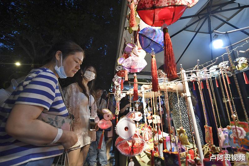 摆摊▲分享摆摊货源,进货1.3元卖10块,这个营销方式很挣钱