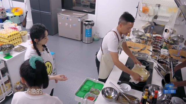 赵丽颖|《中餐厅4》海报赵丽颖缺席？节目中镜头变少，粉丝留言表示不满