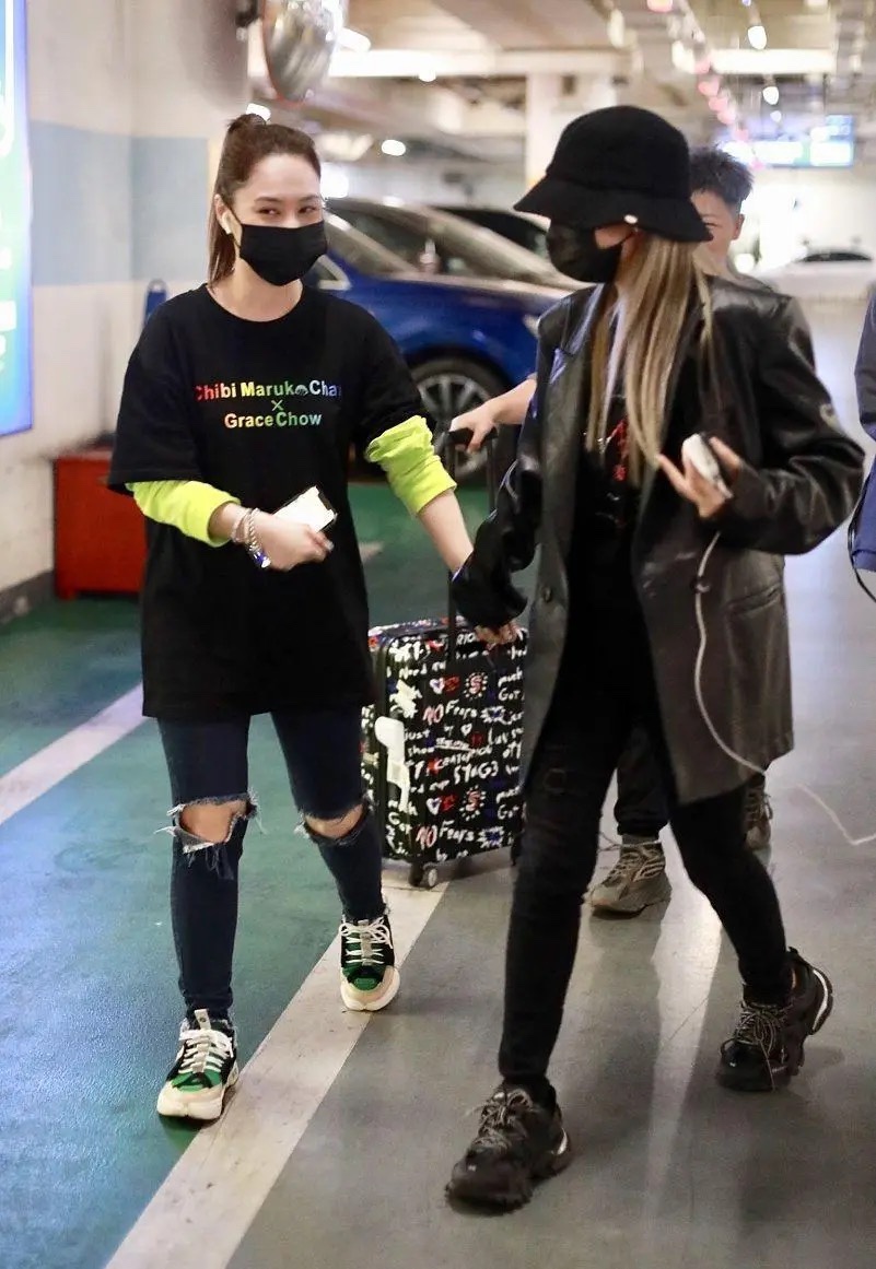 周扬青■周扬青和闺蜜阿娇走机场，穿宽松西装有明星范，阿娇在一旁像助理