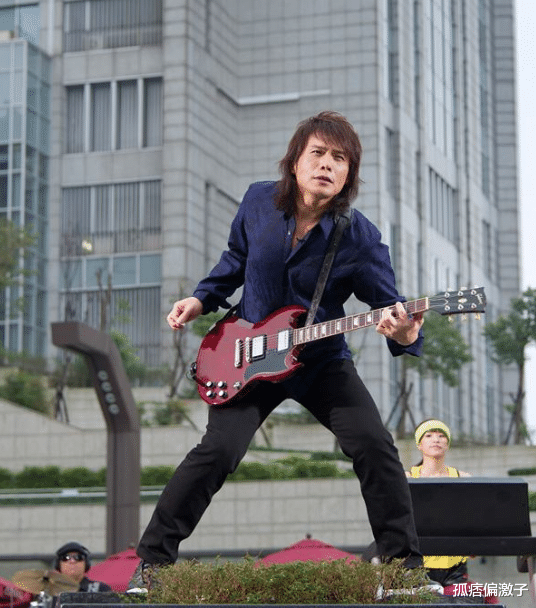 『演唱会』伍佰开演唱会插不上嘴，歌坛最后一块“遮羞布”，能否拉开