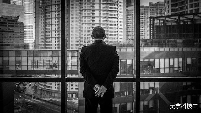 李嘉诚@疯狂“套现”300亿！网友质疑：他是否会是第二个李嘉诚？