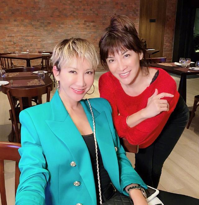 西装 剪短发的李玟穿衣风格都变了，蓝西装+小黑裤知性优雅像变了个人！