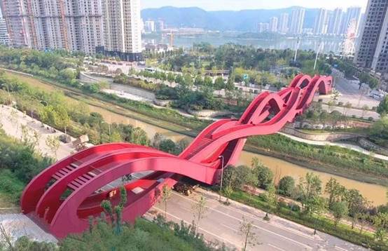 长沙|英国姑娘到中国长沙旅游，游玩三天后懵了：你管这个叫桥梁？