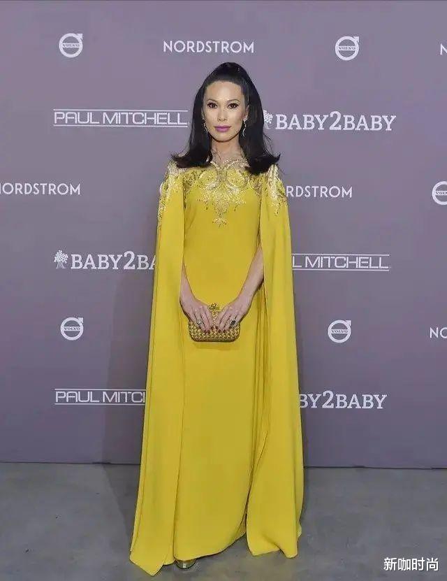 邓文迪|邓文迪的时尚真难懂，穿柠檬黄长裙涂芭比粉口红，一般人驾驭不住