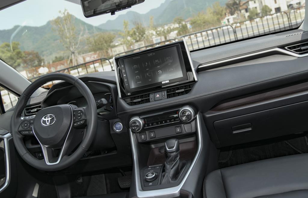 丰田RAV4|20万提辆新款丰田RAV4，行驶5900公里后，车主终于说了句大实话！